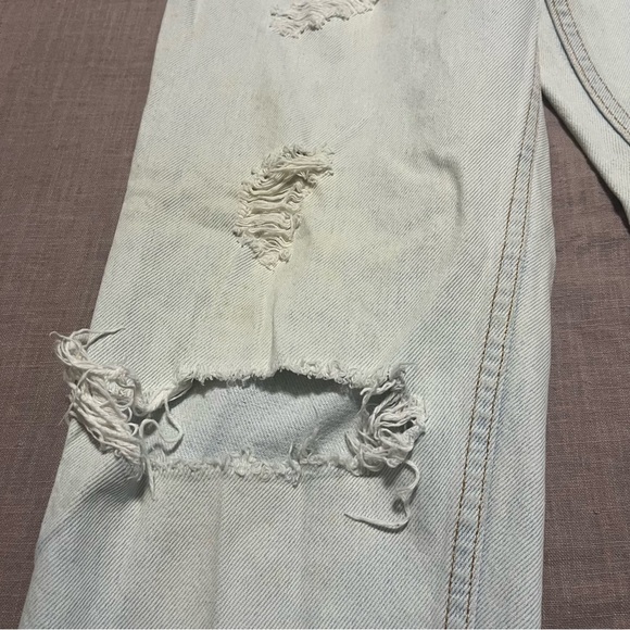 Vintage Levi's 550 Super Distressed Light Wash Relaxed Fit 90 2000 Size 4/6 - Picture 3 of 13